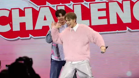 @PINGPING @Lucifer.  อยากโทรไปหาจัง แต่ตังยังม่ายยเติมมม #Meennicha8 #Pingkrittanun  #MeenPingToMyDearDay