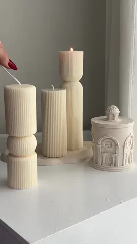 So in love with our latest pillar candle 😍 #soywaxcandleshandmade #pillarcandle #sculpturalcandles #candlesmallbusiness #kaarsen #unmoldingcandles 