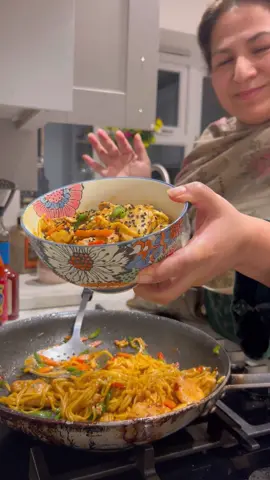 Appni ma he shooq sey laad uthati hey #noodlesrecipe #fyp#pulwashacooks 