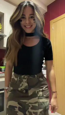 Esa faldaaa 😍#carnaval #andorra #tiktok #dance #viral #militar #fyp #disfraz 