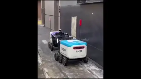 Encountering two self-driving delivery robots on a lane can be quite an adventure! 🤖🚚🛣️ Maneuvering around each other can prove to be quite the challenge, highlighting the need for continuous improvement in this innovative field. Check out this thought-provoking article for insights into the future of delivery robotics. #food #delivery #robot #Yandex #encounter #bumpinto #incident #trouble #unforeseen #로봇 #로보틱 #로봇운반 