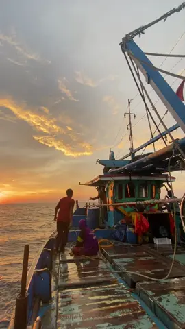 Kalo lagi kerja terus ada sanset rasanya tu tenang banget walaupun akan terganti olh malam ☺️#sanset #fyp #mentahanvideo #laut #perkerjakeras 