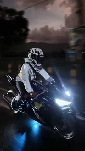 tiriss pisan 🥶.                                                     #r25 #yamahar25 #fyp #fypp 