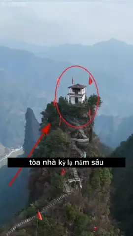 Tôi chụp ảnh một tòa nhà kỳ lạ nằm sâu trong vùng núi Quý Châu, nằm trên đỉnh một ngọn núi cao 800 mét, toàn bộ tòa nhà rộng chưa đến 10 mét vuông, là một căn hộ hai tầng, xung quanh có cờ. Vì vậy, tôi rất tò mò. Ở Yeling, bạn đang làm gì để xây một ngôi nhà như thế này # chụp ảnh trên không.)) #fyp #fypシ゚ #tiktok #xuhuong #canhthiennhien #canhdep #dulich #dulichtrungquoc #thinhhanh 