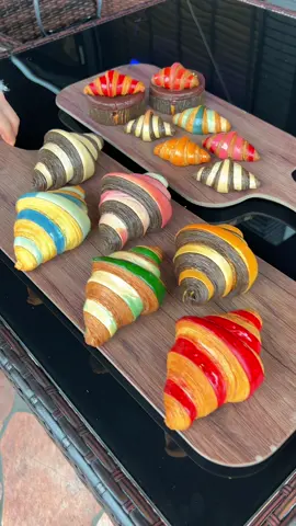 可愛すぎるカラフルなクロワッサン！中はクリームたっぷりでミニサイズもあって最高！ 📍三重・伊勢「コクリコルージュ」 （営業時間）　 ・6:00〜19:00 （定休日） ・無休 #三重グルメ #tiktokfood #japanesefood 