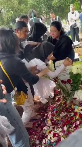 pemakaman Dante Tamara tyasmara menangis histeris #tamaratyasmara #anggerdimas #justicefordante #justicefordante 