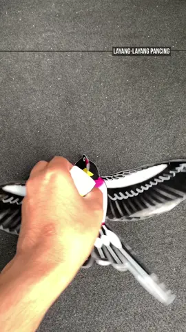 Tengah viral layang-layang ni musim anak anak bercuti 🪁 #layanglayang #layanganviral #layanglayangpancing #wau #wauburung #murah #viral 