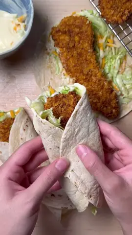 Recette en description 👇⁣ ⁣ Voici une version plus légère du McWrap de McDonald's et bien meilleur ✨⁣ ⁣ 👉 Abonnez-vous à @famillehealthy pour plus de recettes saines et délicieuses !⁣ ⁣ 🌟 Ingrédients :⁣ - 2 filets de poulet⁣ Oeufs :⁣ - 2 œufs⁣ - 1/2 cas de vinaigre blanc⁣ - 1/4 cac de sel⁣ Corn flakes :⁣ - 100g de corn flakes sans sucres⁣ - 2 cac de poudre d'oignon⁣ - 2 cac de poudre d'ail⁣ - 1 cac de paprika⁣ - 1 cac de sel⁣ - 1-2 cac de poivre noir⁣ - 2 cas d'huile d'avocat⁣ Sauce :⁣ - 200g de yaourt grec⁣ - 1 cac de moutarde⁣ - 1 cas de jus de cornichon⁣ Garnitures :⁣ - Petites tortillas⁣ - Laitue iceberg⁣ - Fromage râpé⁣ ⁣ 👉 Nos livres de recettes et nos programmes de perte de poids personnalisés sont disponibles dans le lien en bio⁣ ⠀⁣ 🌟 Instructions :⁣ 1. Suivre les étapes de la vidéo. Mettre au air-fryer 7 min à 180°C. Bon appétit💚⁣ ⁣ 👉 Nos livres de recettes et nos programmes de perte de poids personnalisés sont disponibles dans le lien en bio⁣ ⁠⁣ by @nutrientmatters⁣ #wrap #poulet #mcdonalds #miam #perdredupoids #alimentation #maigrirensemble #instaregimeuse #mangerbien #dietetique #alimentationsaine #minciravecplaisir #teamfitcats #maigrir #recetteshealthy #miammiam #sain #equilibre #equilibrealimentaire #mieuxmanger #famillehealthy