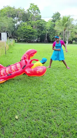 O ATAQUE DA LAGOSTA 🦞🦞🌈🚀 #funny #funnymemes #lobster #sea #crab #fright #fear #attack 