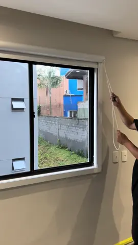 A persiana caixa box é uma persiana de rolo, que tem a função de bloquear totalmente a luminosidade da área externa. Ela tem uma moldura de alumínio em toda a volta, formada por guias laterais, inferior e o bandô superior, que garantem o bloqueio total da luz. #curitibacwb #persianas #saojosedospinhais #fazendariogrande #centrodecuritiba #tatuquara 