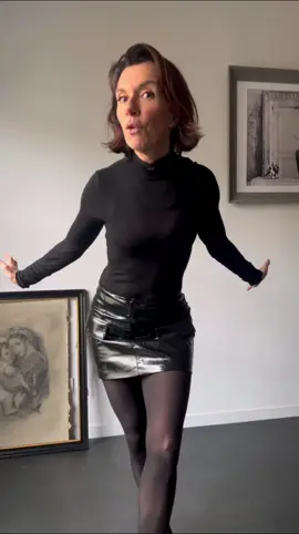 La petite jupe noire parfaite pour ce look all black  #50andfabulous #lookdujour #over40 #conseilenimage #womanstyle #allblack #jupevinyle #styleblogger #fashiontiktok 