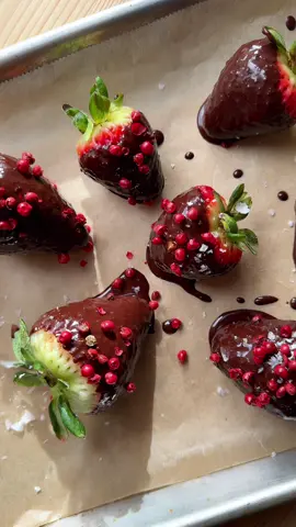 A unique twist on the usual chocolate covered strawberry 🍓🫶🏼 dipped in dark chocolate and sprinkled with pink peppercorns + maldon sea salt. #chocolatecoveredstrawberries #ValentinesDay #healthyrecipes #EasyRecipes #recipesoftiktok 