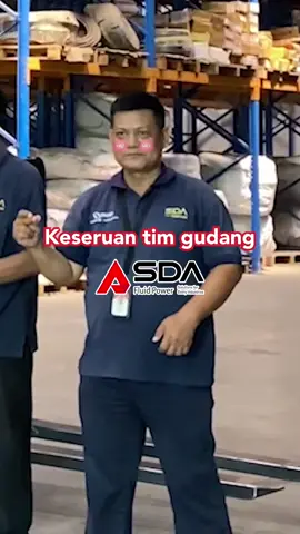 BELUM TENTU DI #FYP-MU Seseru ini kan 💞 Punya tim yang solid dan kompak ternyata bikin pekerjaan lebih bersemangat~ Yok, tim gudang di SDA ready untuk menyiapkan semua kebutuhan yang kalian perlukan! Mau stok banyak? SIAP SELALU~ ❤️‍🔥 #SDA #TokoSelangKesayanganmu 