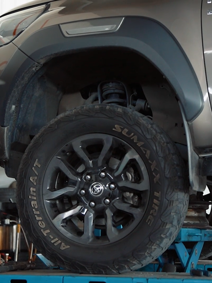 Hilux Rogue Installing new rotor disc and brake pad Hilux Rogue. #installing #newrotos #brake #pasangbrake #rotordisc  #borneotechgarage