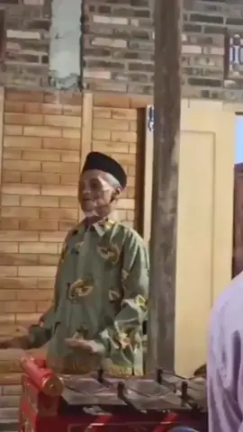 Joged Mbah e Candu #jawapride #koplo #goyang #asyeek #tiktok #joget #jawatimur #jawatengah #jawa #trend #mbah #candu #viral #fyp #indonesia 