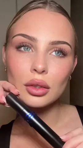 Reklam för YSL beauty. Hur grym är inte The new waterproof Lash Clash mascara från @YSL Beauty? Har på mig den en hel dag för att se hur den håller, vad tycker ni?😍 #yslmakeup #lashclash #waterproof #Videoleap 