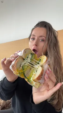 If you ever come to NYC you NEEEEDDD to try this starberry bagel omg 😭🤌🏼🍓 #nycfood #nycbagel #nycbagels #mukbang 