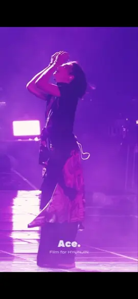 Hyunjin ‘Mic and brush’ dance solo stage #hyunjin #micandbrush #hyunjindancing #skz #fyp #viral #skz #straykids #hyunjinstraykids #kpop 