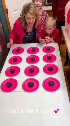Mom, Dad, and kids get to bite brownies in order to reveal the secret code and then get some super fun gifts. Great family game for Valentines Day.#kezzy #kezzygaming #kezzyfan #familytime 
