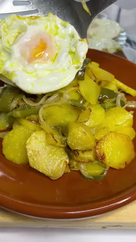 Las PATATAS A LO POBRE son un plato tradicional, típico de la cocina española. Consiste en cocinar las patatas con cebolla y opcionalmente pimiento verde, a fuego medio bajo hasta que se confitan. Cuando están tiernas, se sube el fuego para que se doren. Es un plato sencillo pero muy sabroso que se puede servir como acompañamiento o plato principal. Como recomendación puedes freír unos huevos en el mismo aceite y servir sobre las patatas. Los huevos complementan el plato y aportan proteína, haciéndolo más sustancioso. Ingredientes: - 500 g de patatas (ya peladas) - 1/2 cebolla - 1 pimiento verde - Sal - Aceite de oliva #patatasalopobre #huevosconpatatas #patatas #recetas #recetastradicionales #comidacasera #cocinaespañola #huevosfritos #recetasfaciles #casero #tradicional #tiktokrecipe #cocinafacil #cocinatradicionalespañola 