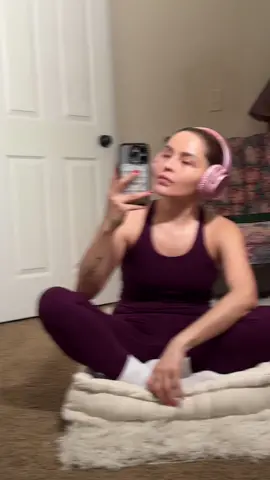 I couldn't ask for more than having clean skin without makeup and being able to meditate. / mi cara hinchada dice que si me despierto y medito al instante #meditation #manifestation #manifestacion #menifiestalo 