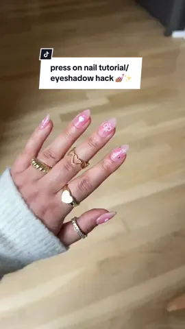 lazy girl nails 💅🏽✨ no more struggling painting my dominant hand 😅 + an eyeshadow hack