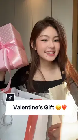 Unboxing my valentine’s day gifts☺️🫰🏻Thank you everyone! #Valentines2024 #valentines2024 #unboxing #gift 