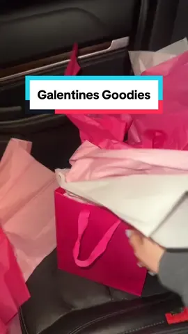 Last minute galentines goodies 👯‍♀️💝🫧 #galentines #shopwithme #galentinesday #pinktok #goodiebag #giftbag #valentinesdaygift #giftbasket @MARIA GOODWIN @Kaylofit @Walgreens 