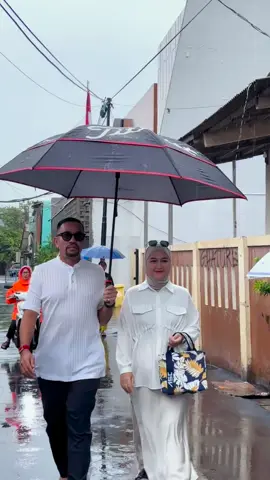 Bendahara umum DPP Partai NasDem kakak Ahmad Sahroni dan keluarga menggunakan hak pilihnya di TPS 059, di Kelurahan Kebon Bawang, Kecamatan Tanjung Priok. Kakak Sahroni juga turut memberi pesan kepada semua masyarakat Indonesia untuk menggunakan hak pilihnya. Jadi, jangan sampai golput ya, guys! Selamat berpesta demokrasi.  𝐈𝐭'𝐬 𝐓𝐢𝐦𝐞 𝐑𝐞𝐬𝐭𝐨𝐫𝐚𝐬𝐢 𝐈𝐧𝐝𝐨𝐧𝐞𝐬𝐢𝐚 🇮🇩 #ItsTime #PartaiNasDem #RestorasiIndonesia  #GerakanPerubahan  #aminajadulu #asc #ahmadsahroni #sayasudahnyoblos 