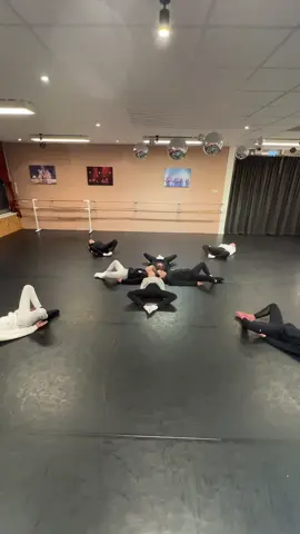 Wat gaan jullie voor leuks doen in de vakantie volgende week? 🌦️💛  #mandala #vakantie #dance #dancers #dancegroup #modern #dance #viral #viralvideo #falldown #voorjou #foryou #fyp :)