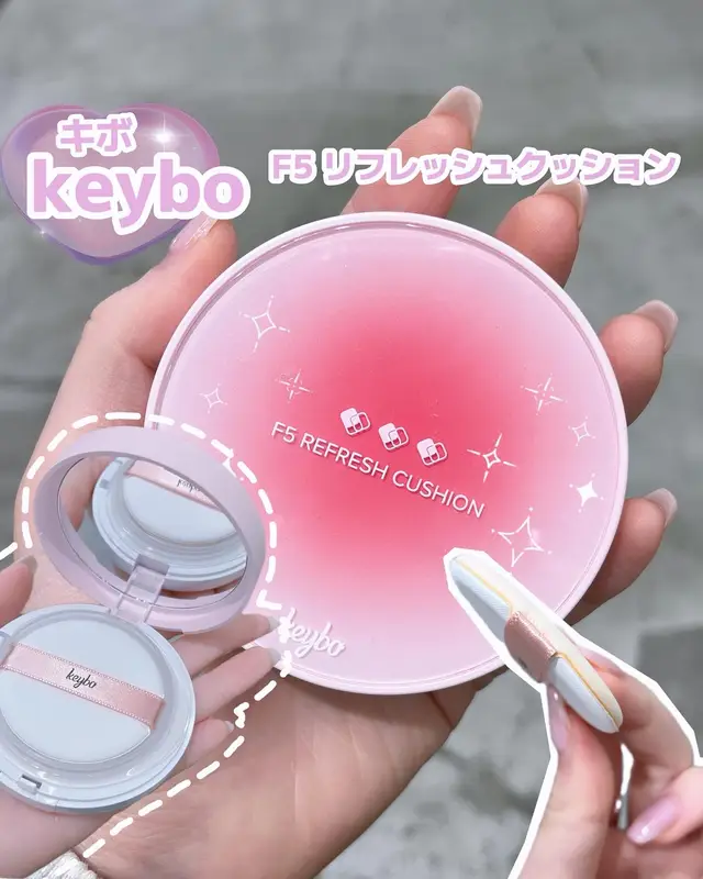 → @neutral_wood ✨高カバー力&美容成分で美肌に見せる✨ 韓国人気のクッションファンデ💗 キボ（keybo）の大人気の 『F5 リフレッシュエアクッション』 をご紹介します💗 ♡･･････♡･･････♡･･････♡･･････♡ カバー力が高く、 韓国の数多くのアナウンサーたちも愛用する 満足度ナンバーワンのクッション🧚🏻‍♂️🤍 密着力が高く、シミ・くすみ・赤みなどを しっかり隠して目立たなくしてくれます✨ ※メイク効果による SPF50 + PA+++で 美白・シワ・紫外線の高機能ファンデです👼🏻 ♡･･････♡･･････♡･･････♡･･････♡ 程よくツヤがあってカバー力があるから サッと化粧直しする時にかなり使いやすくて パッケージもピンク色が可愛くてだいすきな クッションファンデです🧚🏻‍♂️ 崩れにくいし美容成分が10種類配合しているから まさに塗るファンデ美容液🤍オススメです🙆🏻‍♀️ ♡･･････♡･･････♡･･････♡･･････♡ ♡キボ（keybo） F5 リフレッシュエアクッション 21号リネンベージュ ▶華やかでイキイキとした肌カラー ♡･･････♡･･････♡･･････♡･･････♡ ▶ @keybo_cosmetic @keybo_jp #PR #키보 #키보코스메틱 #키보쿠션  #새로고침쿠션  #아나운서쿠션 #キボ #キボコスメ#韓国コスメ #韓国メイク #韓国スキンケア