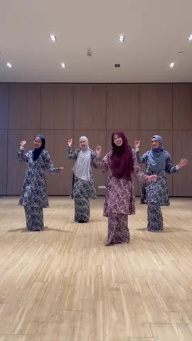 Jangan tanya kenapa satu je merah, tun laila dah explain  Outfit from @SHEILASHAARI RTW  Dc #astarichallenge  #kurikkundi #meddancersmy #traditionaldance 