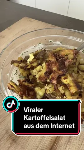 Viraler Kartoffelsalat aus dem Internet Diesen Kartoffelsalat machen zur Zeit soooo viele , und er ist seit Wochen der Hit im Internet. Und deshalb musste ich den heute auch unbedingt mal probieren!!  Zutaten: 800 g festkochende Kartoffel 4 Esslöffel Naturjoghurt  2 Esslöffel Mayonnaise  1 Teelöffel Senf Saft einer halben Zitrone Frühlingszwiebel (wenig) Petersilie Schnittlauch Salatgurke Salz , Pfeffer Olivenöl  Die Kartoffel halbieren und in Salzwasser weich kochen. Die Kartoffel auf ein mit Backpapier belegtes Backblech verteilen und mit einem Glas platt drücken. Mit Salz würzen und mit Olivenöl beträufeln. Die Kartoffeln im Backofen bei 180 Grad Heißluft für etwa 45 Minuten backen bis sie schön kross und knusprig sind. Frühlingszwiebel, Schnittlauch und Petersilie klein schneiden. Die Gurke schälen und in kleine Würfel schneiden. Und alles in eine Schüssel geben. Dazu kommen Joghurt, Mayonnaise, Zitronensaft, Senf , Salz und Pfeffer . Alles wird gut miteinander vermischt. Die Kartoffel kommen aus dem Ofen und sobald sie abgekühlt sind, werden sie unter die Soße gemischt. Der Kartoffelsalat sollte gleich gegessen werden, da die Kartoffel nicht lange knusprig bleiben. #kartoffelsalat #viralerkartoffelsalat #kartoffel #viralerezepte #rezeptideen #barbarasrezepte #mittagessen #schnellerezepte #einfacherezepte #kartoffeln #kartoffelrezepte #superlecker #schmeckt #lecker #schnellundeinfach #vegetarisch #vegetarischerezepte #joghurt #gurke #kräuter #senf 
