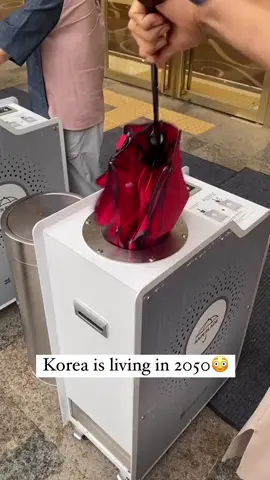 📍#Seoul, South Korea is where this innovative umbrella drying method originates. Discover how Koreans ingeniously keep their floors dry during rainy days.🌧️ Seoul's public transportation system is one of the most efficient and extensive in the world, making it easy for locals and travelers to get around the city.👏 🎥  @fede.ktv  #korea  #innovation  #seoulkorea