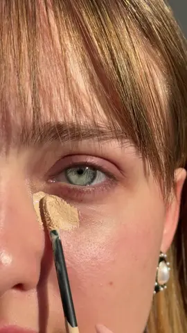 I’ve never done a double wing before and I’m actually shocked that I haven’t because it turned out so cute! It kinda gives the illusion of my lashes casting a shadow in my eye and it’s very Marilyn Monroe-esc! 🫶 is a double wing in your makeup future or a one good enough for you? ♥️ Makeup used: @ilmakiage flawless concealer in 3.75  @dominiquecosmetics the essential palette  @acebeaute mystic romance palette  @ XXL mascara  #eyeshadowtutorial #goldenhouraesthetic #makeupforblueeyes #everydaymakeup #eyelinertutorial  Did you like this up close tutorial?