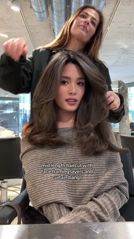 Taupe brown and mid-lenght haircut with face framing layers and curtain bangs 🤎 #taupehair #taupebrunette #taupebrownhair #faceframinglayers #curtainbangs 
