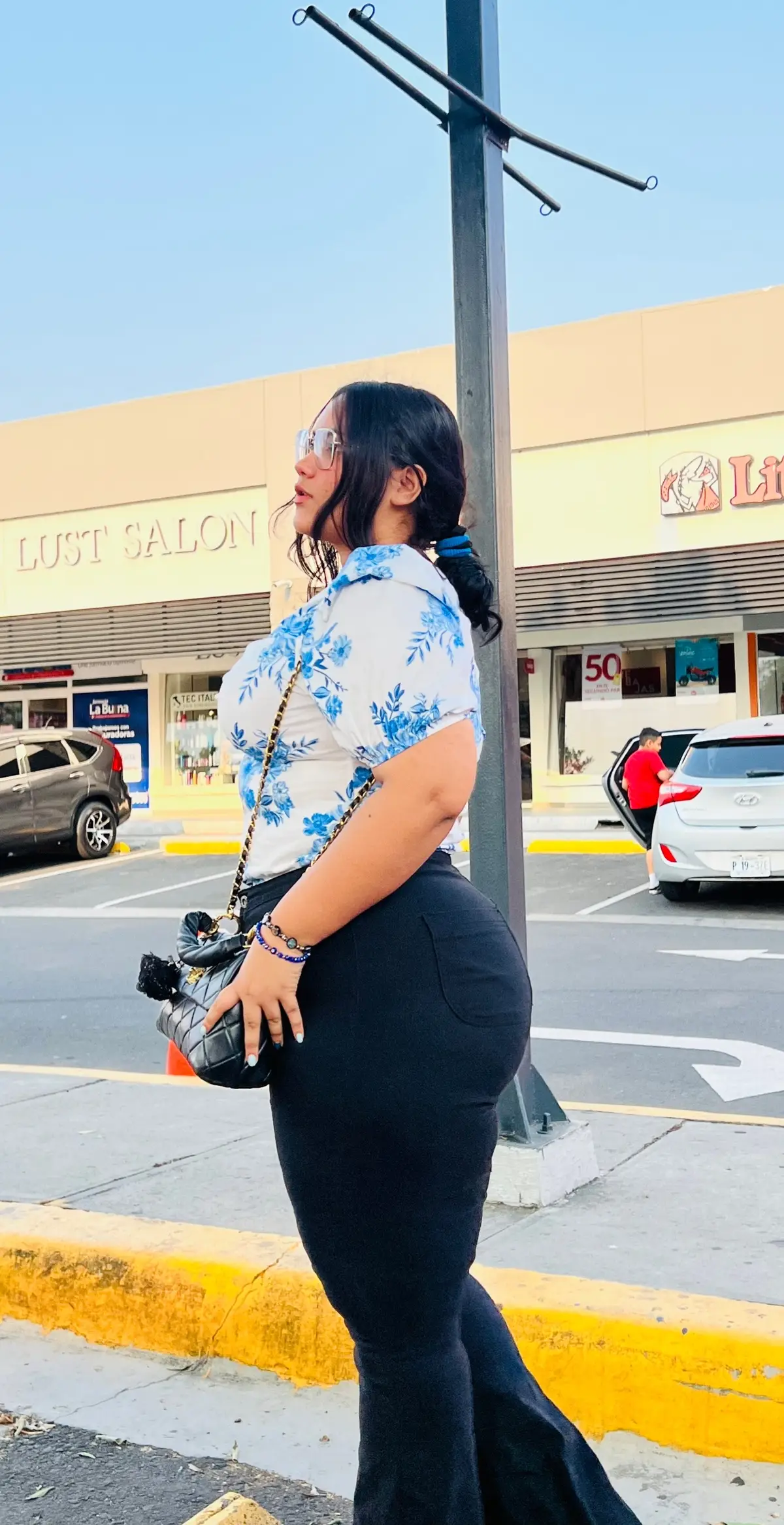 Disfruten su 14 de febrero con sus amigos y con su amor, no dejen de derle aunque sea una flor de $1. Esa chica los espera. Y si eres mujer, tratalo bien, si tienes a alguien que te ama realmente no sabes la fortuna que tienes; exploten de amor 💖🌸🍃 #amor #solodeguitarra  #sanvalentin #cabellonegro #metal #heavymetal #rock #elsalvador #curvy #curves #curvygirl #curvymodel #salvadoreña #latina #ropaaesthetic #rockenespañol #ratablanca #magodeoz #rockclasico