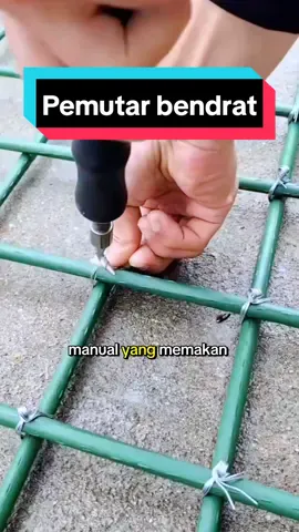 Dapatkan pengalaman baru dalam mengikat kawat blendrat dengan mudah dan cepat!  #alatpengikatkawatbeton #alatpengikatkawatbendrat #alatpemutarkawatbendrat 
