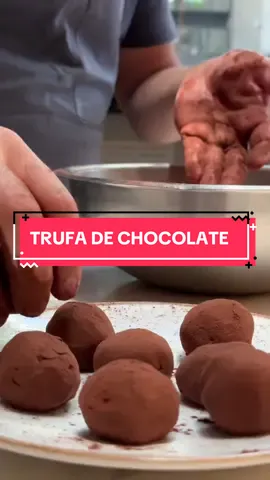 TRUFA DE CHOCOLATE 🍫🍫 Essa receita de trufa é muito fácil e você vai adorar fazer em casa ou para quem sabe uma renda extra!  💡 AÇÚCAR INVERTIDO: O açúcar invertido é um açúcar líquido que se usa principalmente para controlar e cristalização do açúcar, aumentando assim a sua validade. Facilmente encontrado na internet para comprar. Caso não queira usar, é só retirar da receita ou substituir o mel.  🔴 INGREDIENTES  120g de chocolate amargo  350g de chocolate meio amargo  500g de creme de leite fresco  20g de açúcar invertido  80g manteiga  - Nessa receita usei um chocolate meio amargo 54,5% e um amargo 70%  - Você pode cobrir essas trufas com chocolate pré-cristalizado  - Conserve na geladeira até servir  Gostou dessa receita? Deixe aqui seu comentário!!