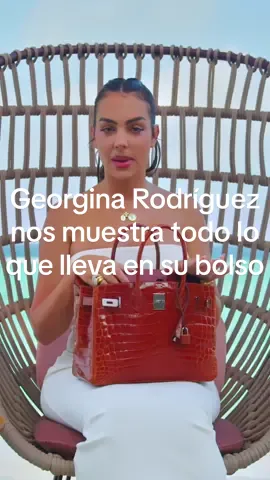La empresaria y modelo @Georgina Rodríguez es nuestra portada del mes de febrero y, desde las #Maldivas, nos muestra todo lo que lleva en su #bolso de la marca #Birkin lleno de artículos de #belleza y otras cosas más que seguro no imaginabas. #georginarodriguez #georginagio 
