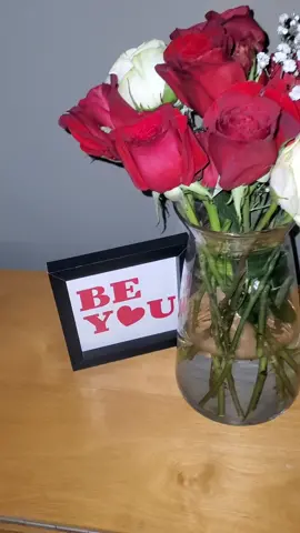 just remember rose have thorns. Happy Valentines Day everyone.  The amount a juck mi get #valentines #rose #flowers #arrangements #fyp #tiktok 