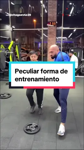 Queremos a entrenar con él; este entrenador nos muestra su forma peculiar de entrenamiento. #ejercicio #peculiar #entrenamiento #diversion #viral #adn40 