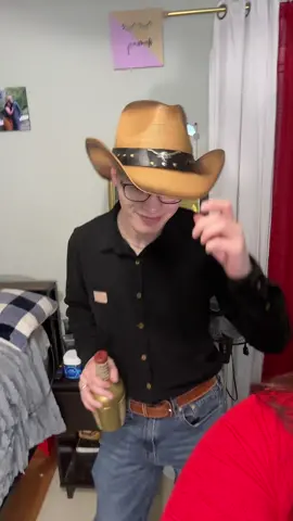 Ya se anda alistando para el saltode la vaca dice 😂😂😂❤️❤️❤️😎 #xyzbca #fypシ #salvadoreña🇸🇻 #elcheleylasalvi #gringoylatina #fy #interracialcouple #internationalcouple #parejainternacional 