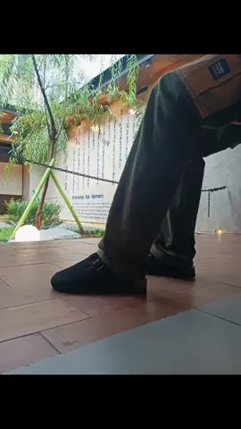 BENN - Sandal Clog Mule Suede Slip On Unisex Jenis sandal clog yang extra nyaman dari Edefootwear. Dengan 3 pilihan warna earthy yang casual dan simple Warna Tersedia : - BLACK - GREY - CREAM - OLIVE Size Tersedia : 39 - 43 Panduan Size ( Insole ) : 39 : 25 centimeter 40 : 25.5 centimeter 41 : 26 centimeter 42 : 26.5 centimeter 43 : 27 centimeter #sandaledefootwear #sandalclog #sandalmules #birkenstock #sandalsuede  #sandalkeren #localpride 