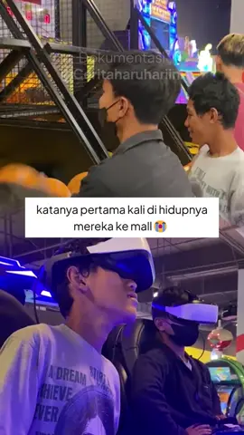 liat video ini langsung inget perjuangan seorang kakak jadi pemulumg demi hidupi adiknya 🥹🫶🏻 allhamdulillah donasi kalian kami salurkan dengan bentuk: - renovasi rumah - sembako  - paket peralatan sekolah  - belanja dan jalan ke mall - tabungan pendidikan 40jt lebih - donasi nya juga disalurkan untuk anak dhuafa lainnya termasuk anak disabilitas berupa paket peralatan sekolah #fyp #fypシ゚viral #foryoupage #pejuangrupiah 