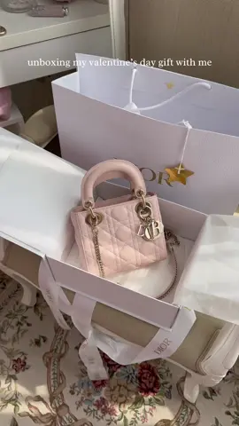 unboxing mini lady dior powder pink💌🩰🎀 . . #pfg #princesscore #princessaesthetic #coquetteaesthetic #girlyfashion #coquettefashion #coquettedoll #modernromance #romanticizeyourlife #balletcore #ballerinacore #coquettecore #coquettedollette #miniladydior #ladydiorthailand #ladydiormini #ladydiorbag 