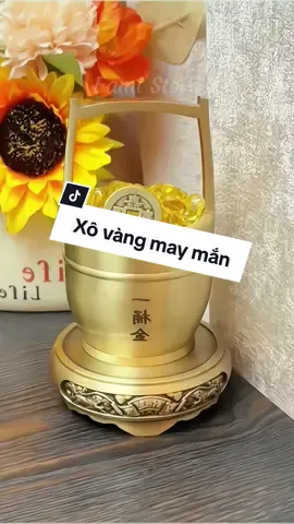 Một chiếc xô vàng trang trí thu hút tài lộc may mắn. #famistore #famistoregiadungxanh #xovang #trangtricuahang #xovangtailoc #tienich #giadungtienich #muataitiktok #thanhthoiluottet #xuhuong 
