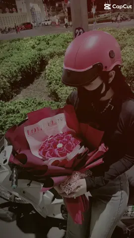 Em thích hoa, em cũng thích tiền không phải em không xứng với những thứ đó nhưng  Biết anh vất vả nên em chỉ thích anh 🤫