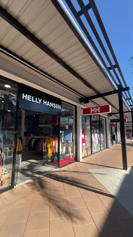 Helly Hansen is your one stop shop for everything outdoors, from walking the dog, sailing or skiing they have you covered! ⛷️⛵🏕️ #hellyhansen #outlet #outdoor #skiing #sailing 
