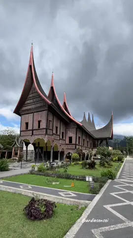 Apo kata-kata nan rancak untuak Rumah Gadang Minangkabau ko sanak??? #pesonasumaterabarat #sumaterabarat #ranahminang #fypシ #fyp #rumahgadang #rumahgonjong #rumahgonjong #museum 